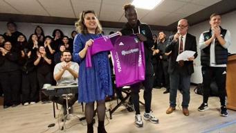 Kocaelispor'dan Körfez Atatürk Anadolu Lisesi'nde öğretmenler günü sürprizi