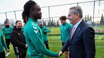 Vali Doğan'dan Sakaryaspor antrenmanına ziyaret: "Doğru destekle iyi yerlere gelebileceğimize inanıyoruz