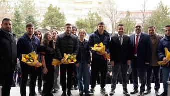 Kayserisporlu futbolcular lise öğrencileriyle buluştu