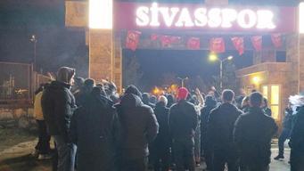 Sivasspor taraftarı çileden çıktı! Tesisi bastılar...