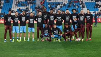 Trabzonsporlu futbolcular galibiyeti Orhan Kaynak'a adadı