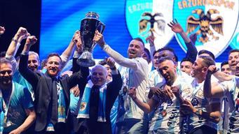 Süper Lig'in yeni takımı Erzurumspor FK şampiyonluk kupasını aldı