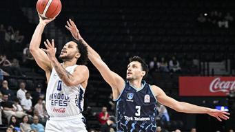 Anadolu Efes sürprize izin vermedi, seride öne geçti... Anadolu Efes - Türk Telekom maç sonucu 86-75