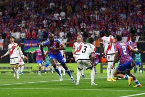 Crystal Palace, UEFA Konferans Ligi şampiyonu! İngilizler tek golle kupaya uzandı... (Maç özeti | Cyrstal Palace 1-0 Rayo Vallecano)