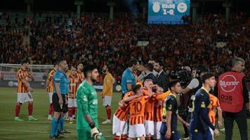 Spor yazarları Galatasaray - Fenerbahçe Süper Kupa maçını değerlendirdi: 'Türk futbol tarihine utanç sayfası'