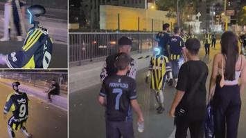 Kadıköy'de Kerem Aktürkoğlu formalı robot görenleri şaşkına çevirdi