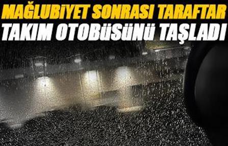 Taraftarlar kötü gidişat sonrası Valencia takım otobüsünü taşladı