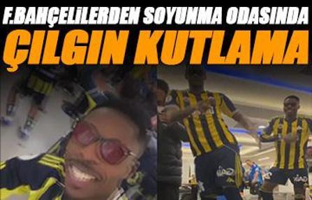 Fenerbahçe'den soyunma odasında çılgın kutlama!
