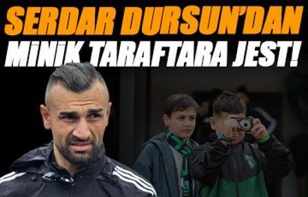 Serdar Dursun'dan minik taraftara anlamlı hediye