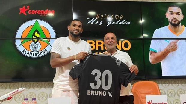 Alanyaspor'un 4 yeni transferi için imza töreni düzenlendi!