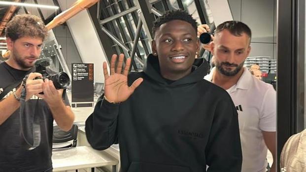 Trabzonspor'un yeni transferi Trabzon'da! Havalimanında coşkulu karşılama