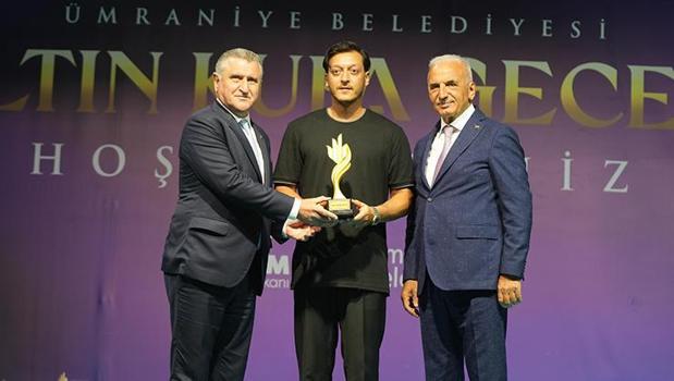 Mesut Özil'e büyük onur! ‘Yılın spor insanı’