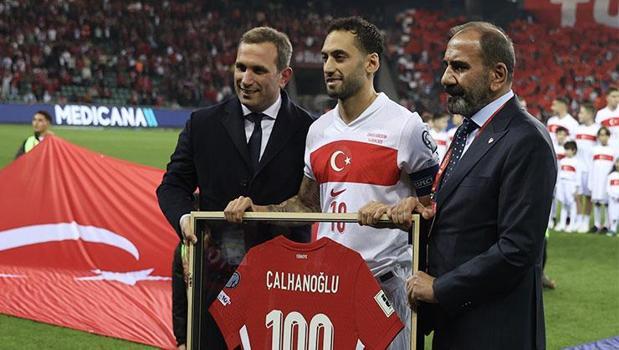A Milli Takım kaptanı Hakan Çalhanoğlu'na plaket