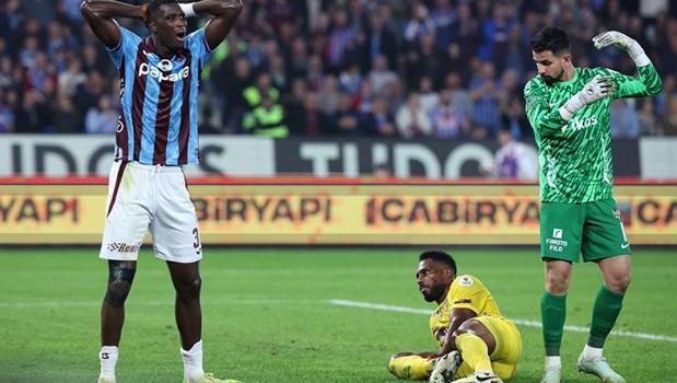 Trabzonspor - Eyüpspor maçında şok sakatlık! Ayağı kırıldı