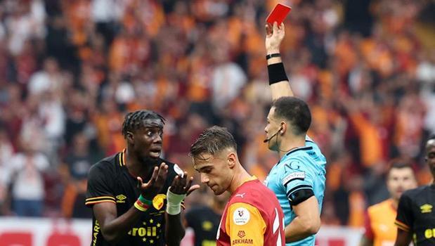 Galatasaray - Göztepe maçında kırmızı kart kararı! Savunma oyuncusu atıldı
