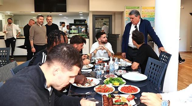 Beşiktaş Başkanı Serdal Adalı Fenerbahçe derbisi öncesi futbolcularla moral yemeğinde buluştu