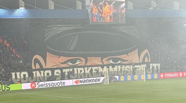 Viktoria Plzen taraftarından Fenerbahçe maçında skandal pankart! Büyük tepki gördü