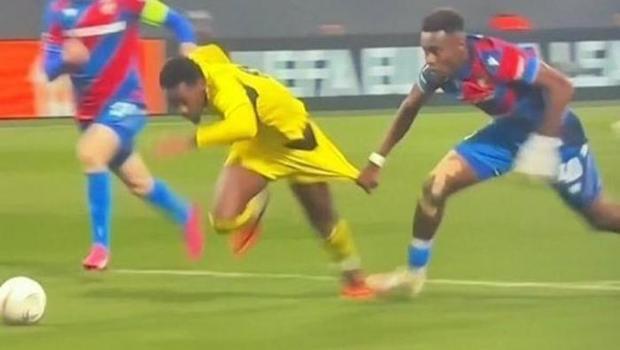 Viktoria Plzen'in yıldızı, hakemle konuşmasını anlattı! Fenerbahçe'nin maçında Jhon Duran'ın pozisyonu gündem oldu...