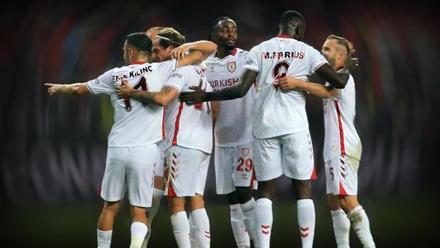 Dünya lider Samsunspor'u konuşuyor: Hamrun Spartans boyun eğdi