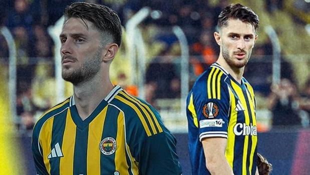 Fenerbahçe'nin yıldızı İsmail Yüksek nişanlısı Esen Matraş ile tribünde