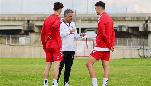 Karşıyaka teknik direktör Burhanettin Basatemür yarışı bırakmayacak