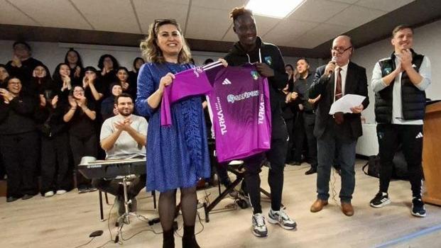 Kocaelispor'dan Körfez Atatürk Anadolu Lisesi'nde öğretmenler günü sürprizi