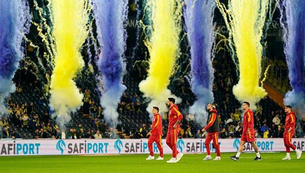 Fenerbahçe'de derbi öncesi Kadıköy şölen alanına döndü! Galatasaraylı oyuncular çıkar çıkmaz...