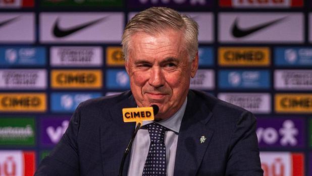 Carlo Ancelotti imzayı atıyor