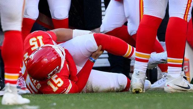 Mahomes Has Knee Procedure as Chiefs Look Ahead to Recovery Timeline