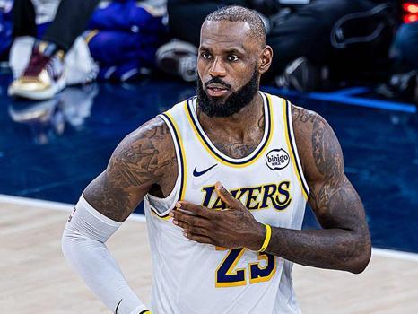 What Is Carrying the Ball in Basketball? Rules, Violations, and Referee Calls