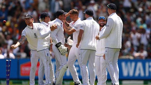 Batters Struggle as Wickets Tumultuously Fall on Day One of Ashes Test in Melbourne