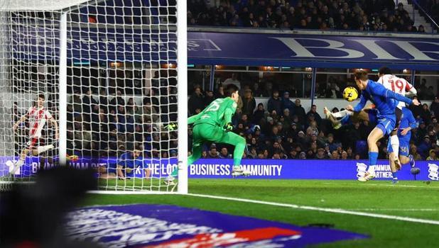Elias Jelert asistle döndü! Southampton'ı puana taşıdı