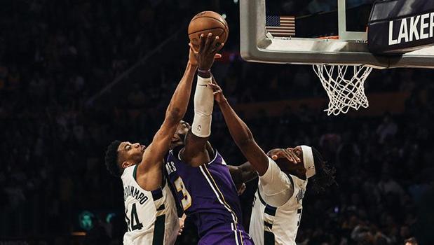 Giannis Antetokounmpo takes down the Lakers