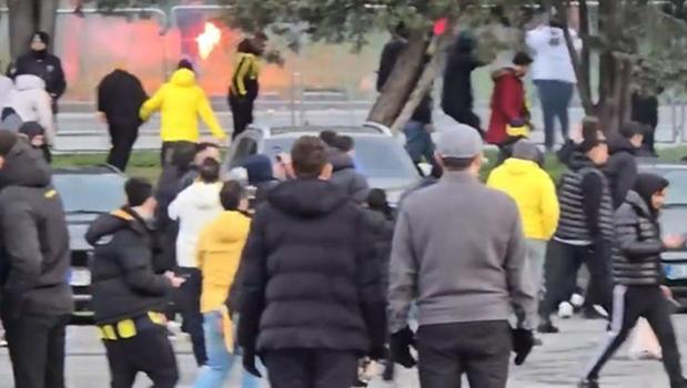 Galatasaray-Fenerbahçe derbisi öncesi taşlı meşaleli kavga!