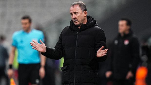 Beşiktaş teknik direktörü Sergen Yalçın: '2-3 oyuncu transfer edeceğiz'