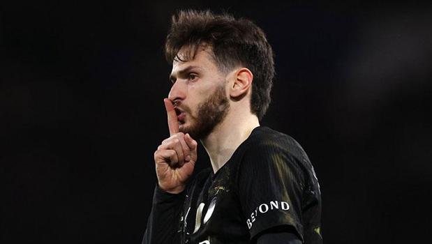 Substitute Kvaratskhelia Inspires PSG to Thrilling 5-2 Rout of Chelsea