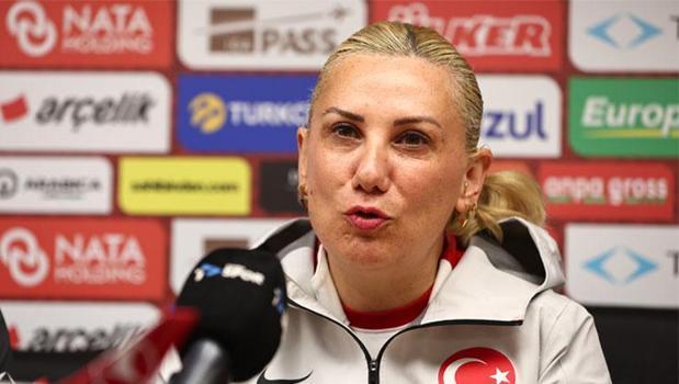 A Milli Kadın Takımı teknik direktörü Necla Güngör Kıragası: 'Galibiyet hediye etmek istiyoruz'