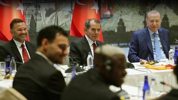 Cumhurbaşkanı Recep Tayyip Erdoğan, şampiyon Galatasaray'ı kupasıyla kabul etti