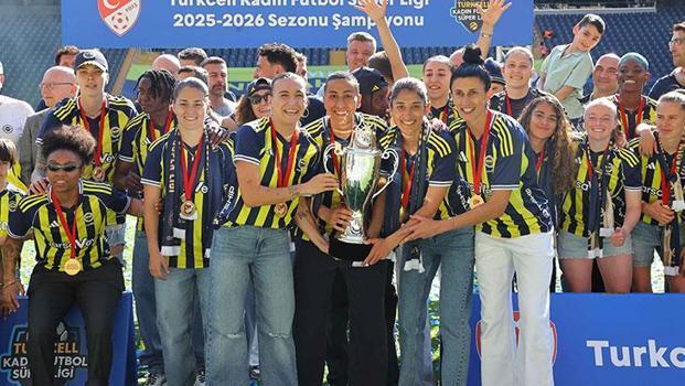 Fenerbahçe Kadın Futbol Takımı, şampiyonluk kupasını Kadıköy'de kaldırdı