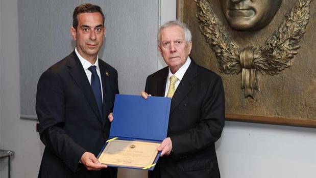Fenerbahçe'de Aziz Yıldırım, mazbatasını aldı