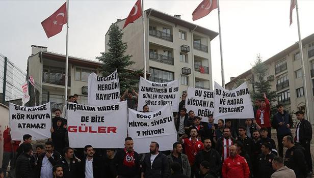 Sivasspor için taraftarlardan birlik çağrısı! Pankartlarla geldiler...