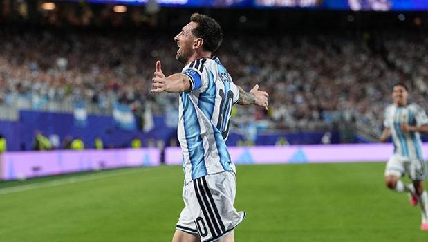 Lionel Messi on Fire: Argentina Defeats Algeria with 3 Goals