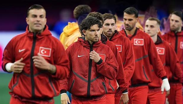 Türkiye-Paraguay maçı öncesi Montella'dan sürpriz! Yıldız oyuncu kesik yedi: Sürpriz ilk 11