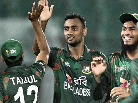 Bangladesh Pace Attack Dominates Australia to Leave Hosts 74-4 at Lunch in Darwin