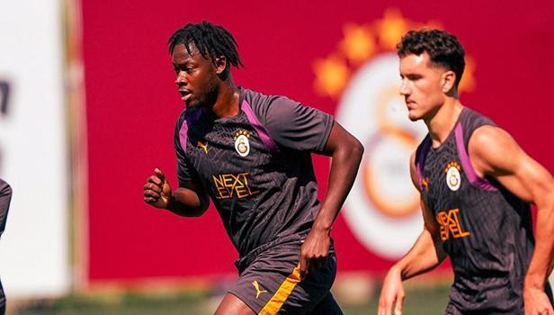 Galatasaray'da Bitshiabu takımla ilk antrenmanına çıktı