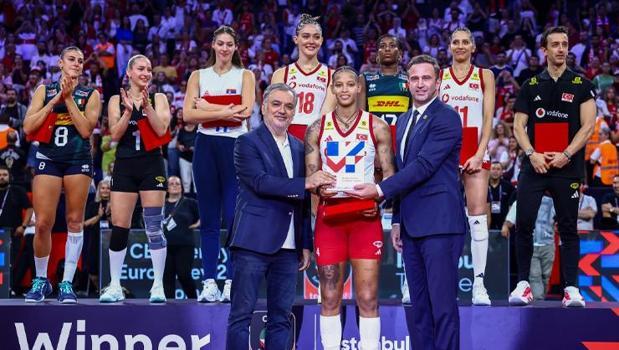 Vargas, the CEV EuroVolley 2026 MVP, received his award from Roko Sikiric and Sinan Cem Şahin