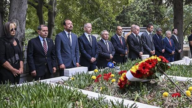 Metin Oktay, kabri başında anıldı | Dursun Özbek: Örnek alınacak bir kişiliği vardı