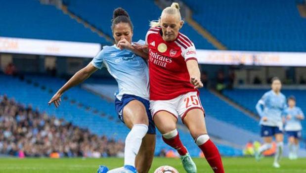Manchester City Defeat Arsenal 4-2 to Maintain Lead at Top of Women's Super League