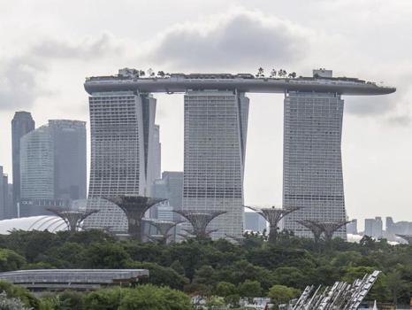 Smoky Singapore Gears Up for High-Stakes Financial Summits Ahead of F1 Grand Prix