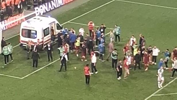 Bursa'da korku dolu anlar! Mardin maçı bitti, sahaya ambulans girdi...